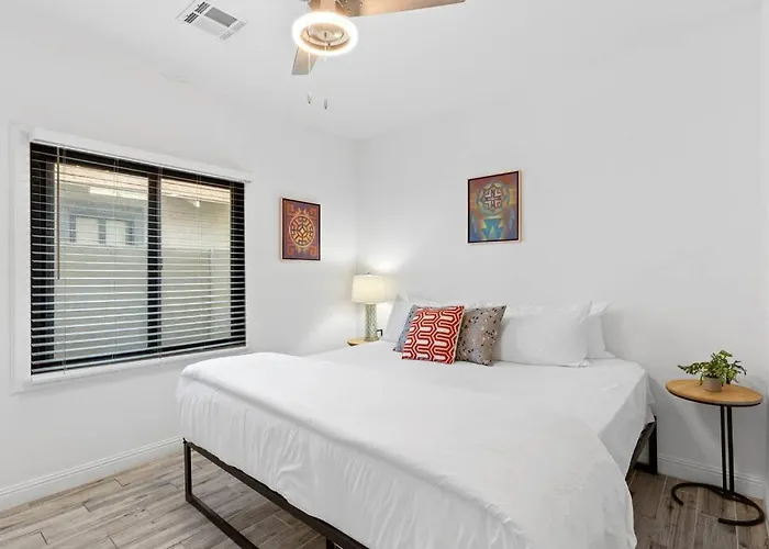 Hummingbird Harmony House With Bbq And Hot Tub In Downtown Apartment