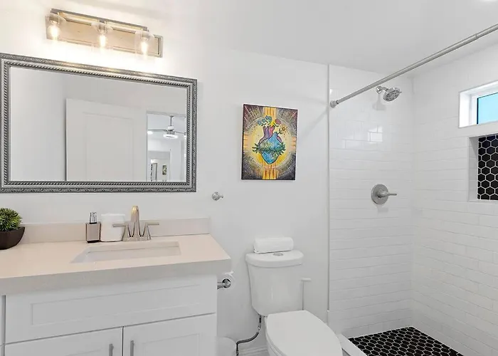 Hummingbird Harmony House With Bbq And Hot Tub In Downtown Apartment