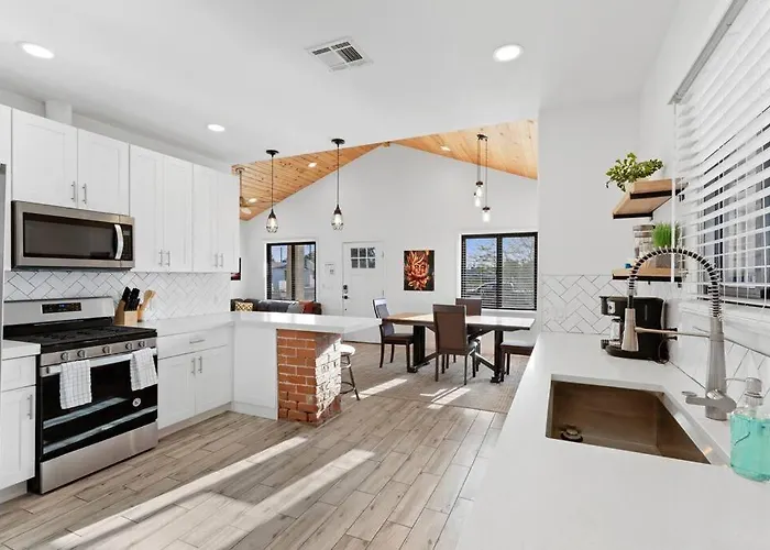 Hummingbird Harmony House With Bbq And Hot Tub In Downtown Phoenix